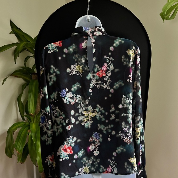 ✨3 for $18✨ H&M Black and Pink Floral Faux Wrap Blouse - Picture 7 of 7